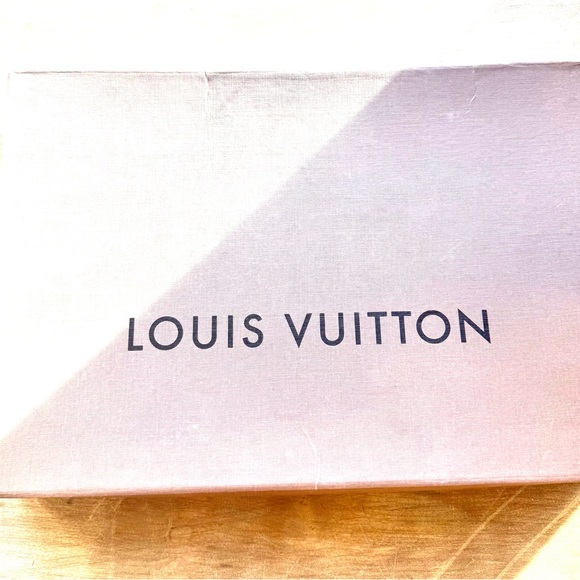 Louis Vuitton Elegant Black Wrap - Picture 10 of 10